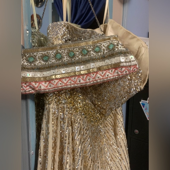 Beautiful cream colour sequined Royal Queen size 14 formal dress…. - Picture 5 of 10